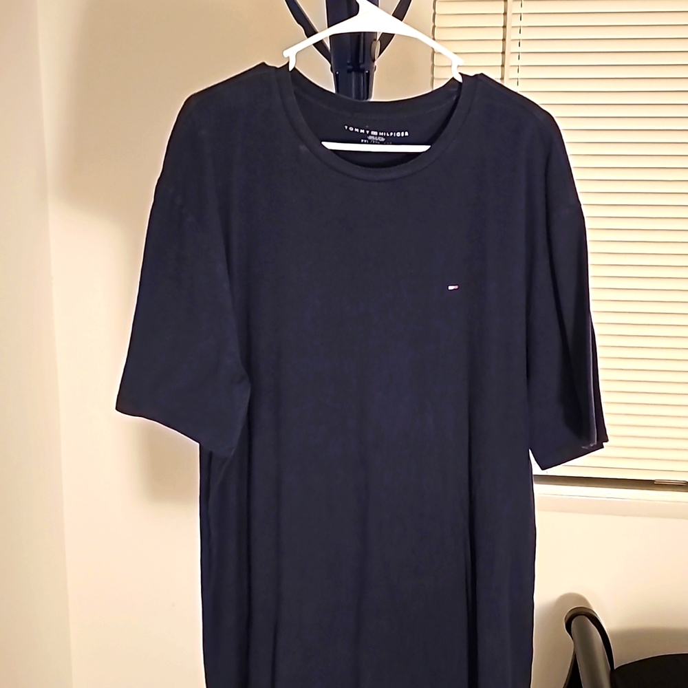 Tommy Hilfiger - Navy - Athletic - 100% Cotton tee - pinhole behind neck